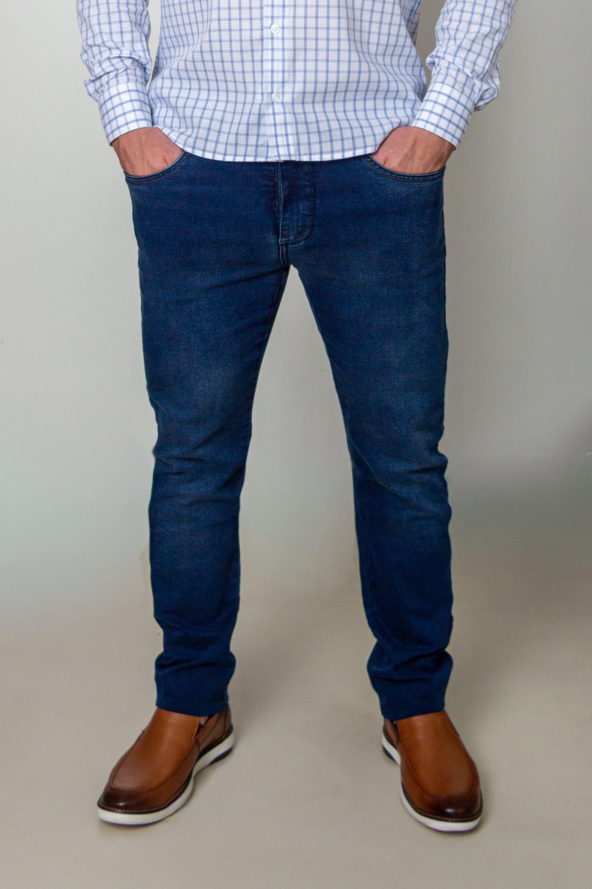 Cal&ccedil;a jeans L'Auttore com elastano, denim azul escuro, caimento slim vestida em modelo