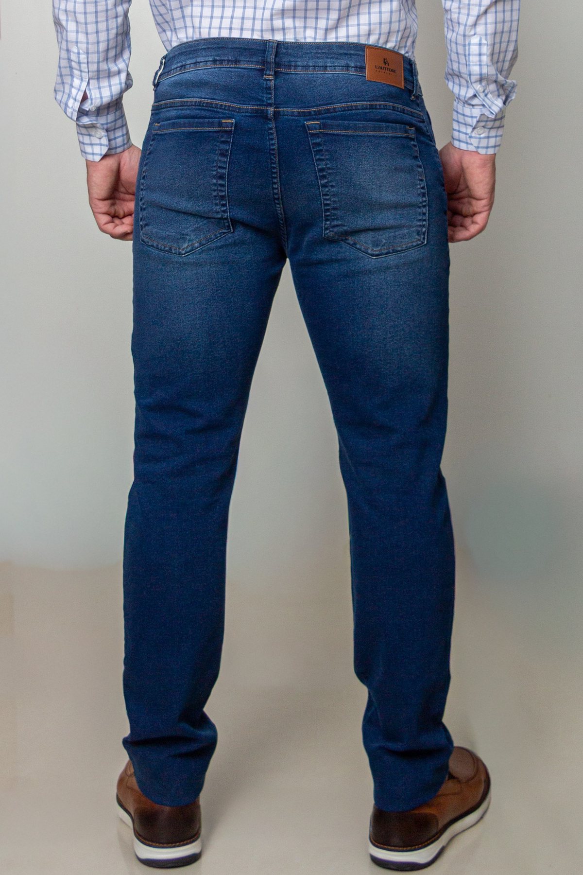 Cal&ccedil;a jeans L'Auttore vista de costas, patch de couro
