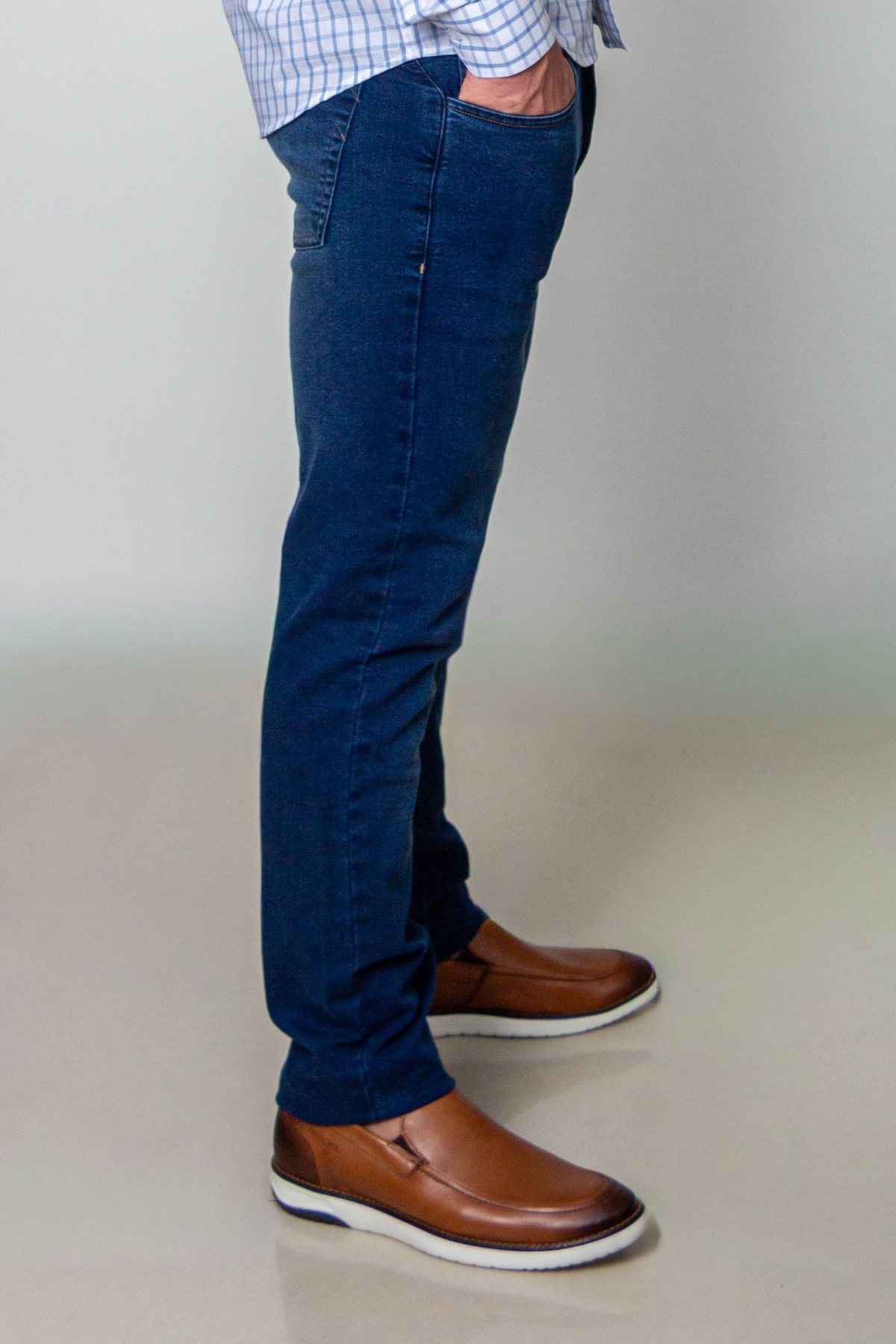 Perfil da cal&ccedil;a jeans L'Auttore mostrando o caimento slim e o taper na perna